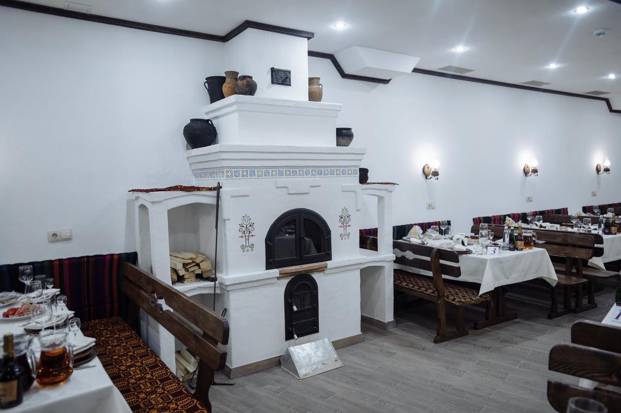 ホテル Astoria キシナウ エクステリア 写真